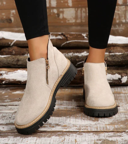 Rückansicht der Damen-Stiefeletten mit erhöhtem Plateauabsatz