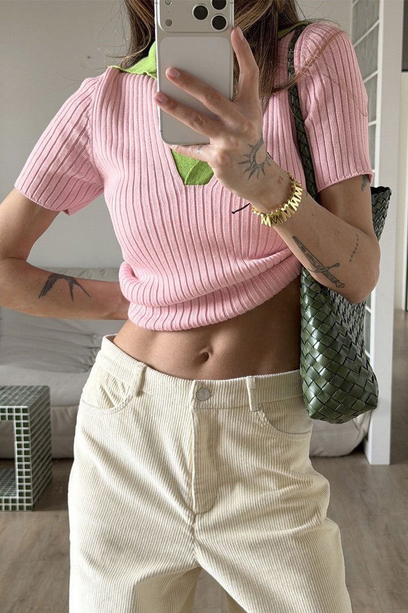 Detailansicht des Kontrastkragens am Damen Strickshirt