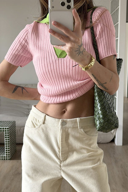 Detailansicht des Kontrastkragens am Damen Strickshirt