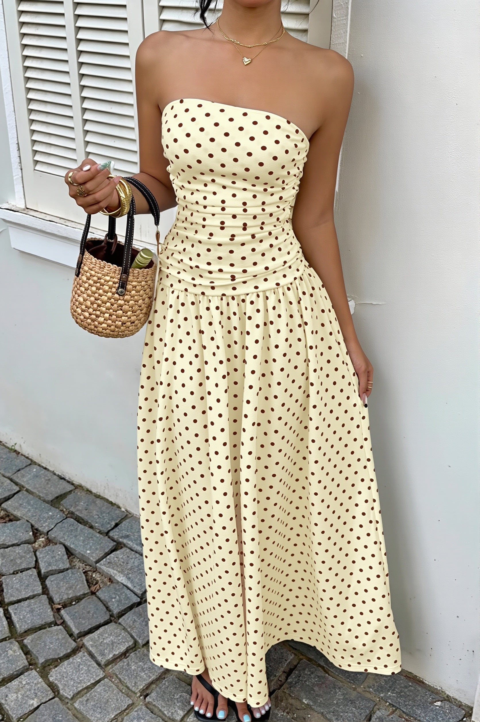 Langes Damenkleid mit Polka Dots und schmaler Passform in Ganzkörperansicht