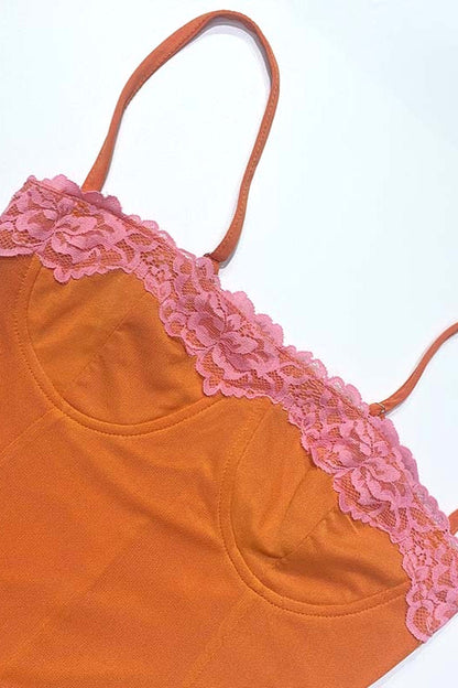 Damen Midikleid mit Spitze und Wickeloptik in Rückansicht