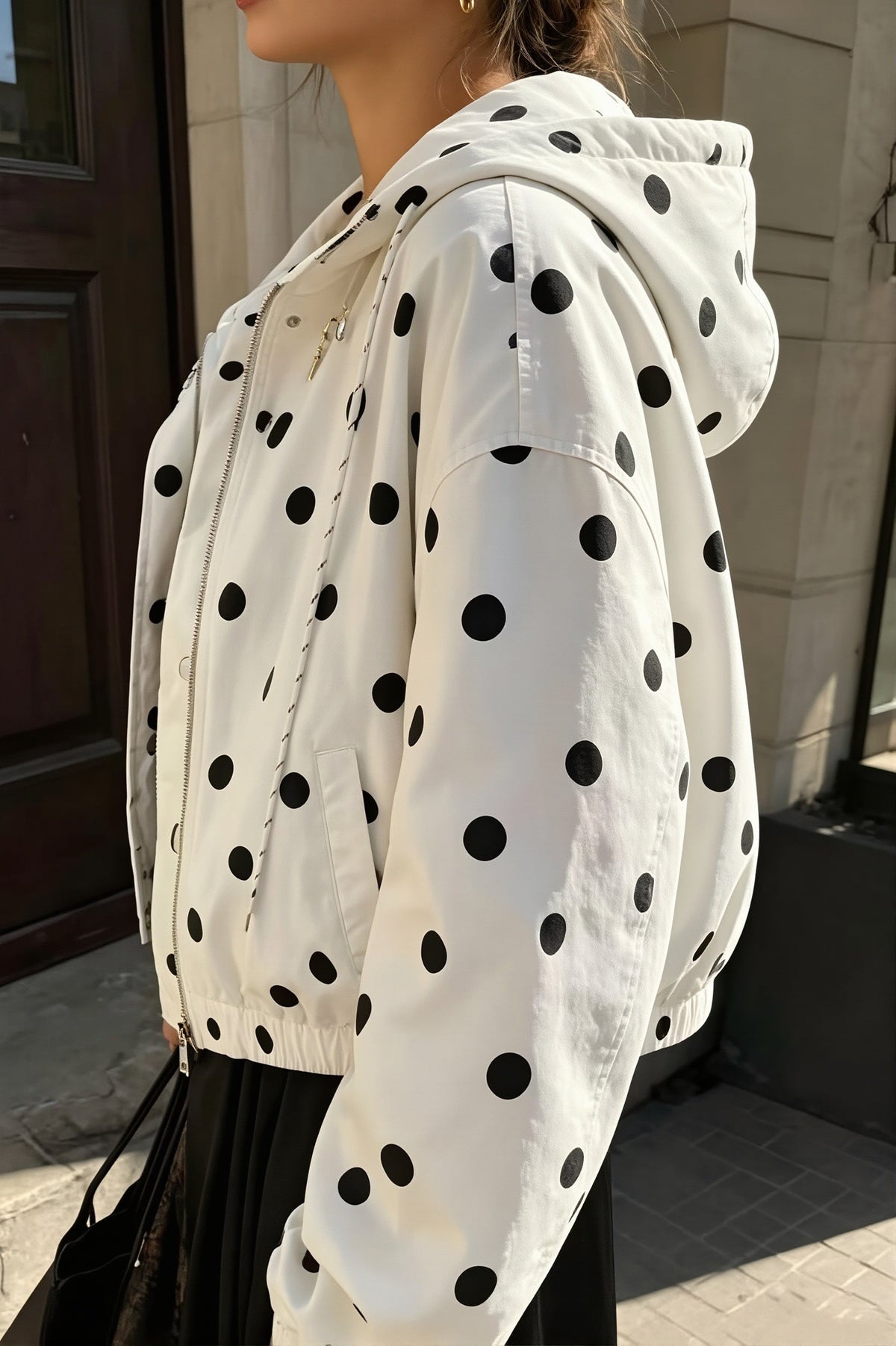 Gepunktete Cropped-Jacke mit Kapuze, seitliche Ansicht