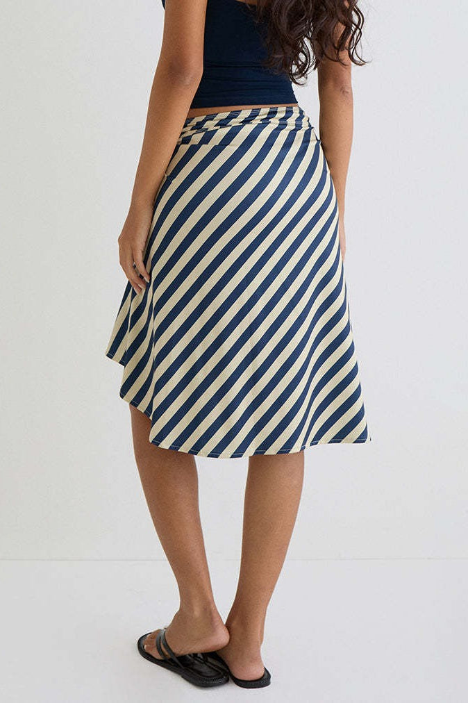 Karierter asymmetrischer Midirock für Damen in stilvoller Ansicht