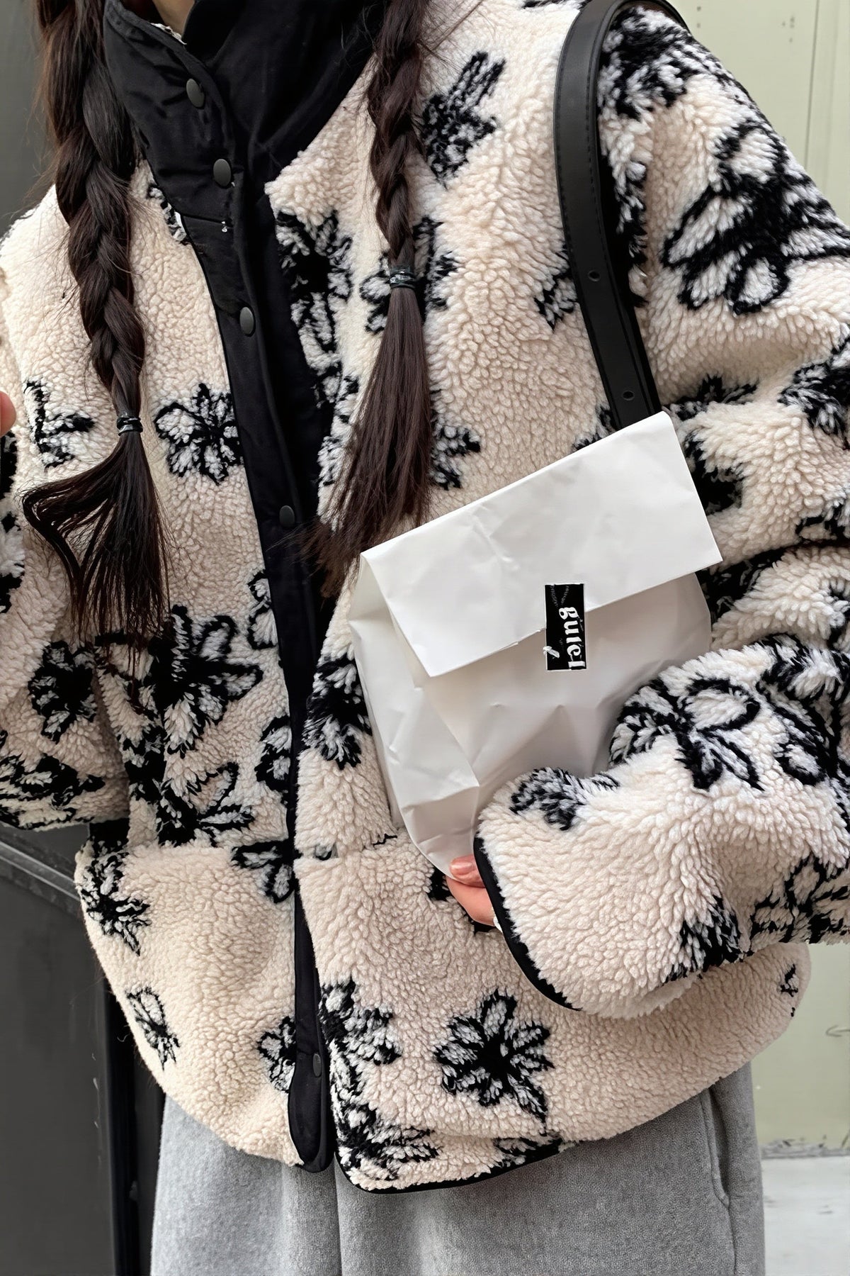 Damenjacke aus weichem Sherpa-Fleece mit Blumenmuster, Vorderansicht