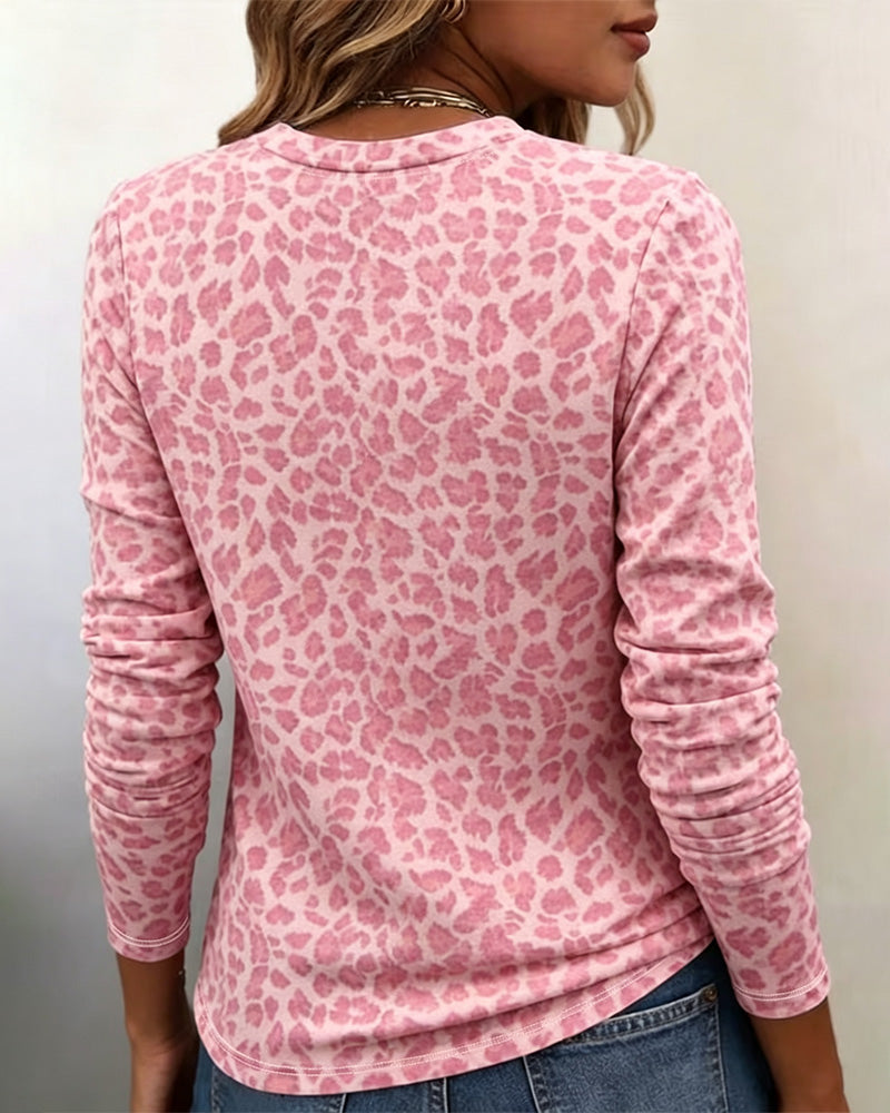 Damen-Langarmshirt mit auffälligem Leopardenprint in Detailansicht