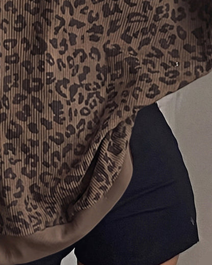 Rückansicht des Sweatshirts mit Leopardenmuster und langen Ärmeln