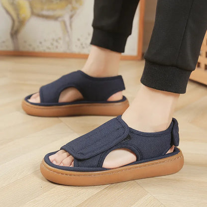 Detailansicht des Klettverschlusses an den Damen Sandalen