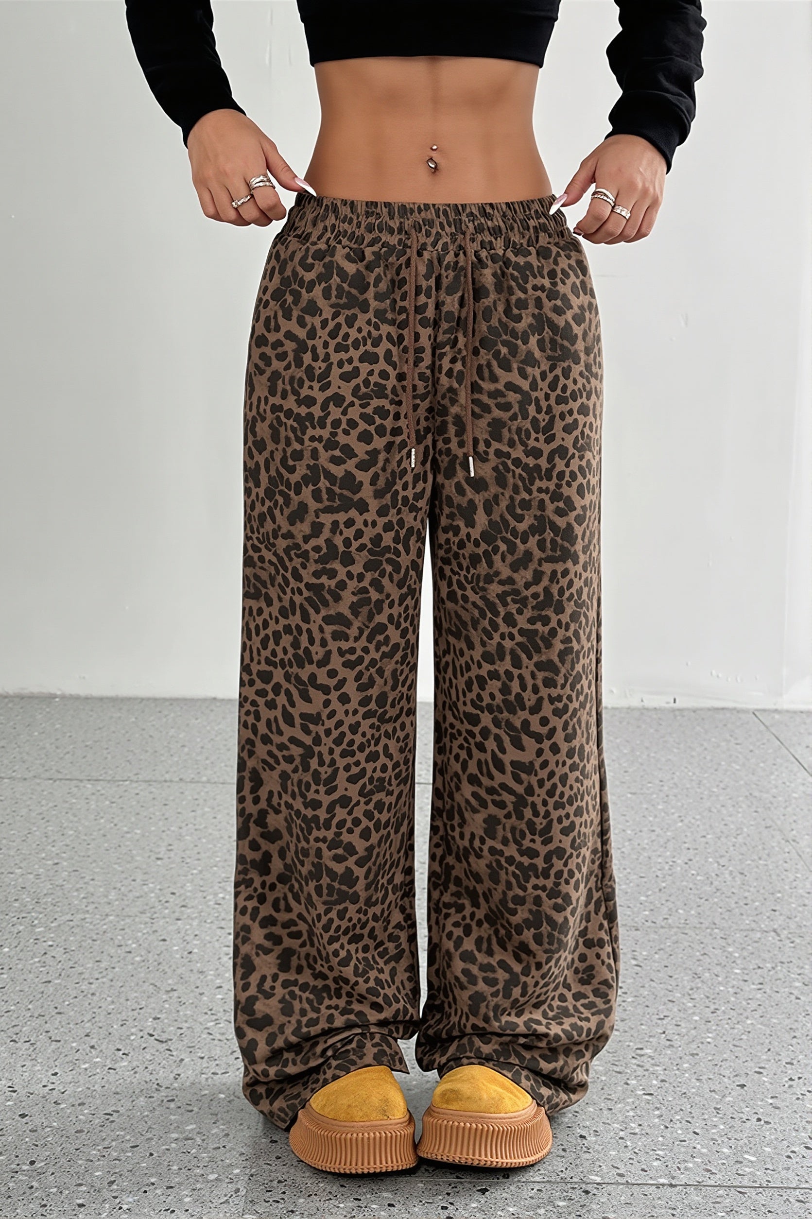 Damen weite Hose mit Leopardenmuster in lockerer Passform, Vorderansicht