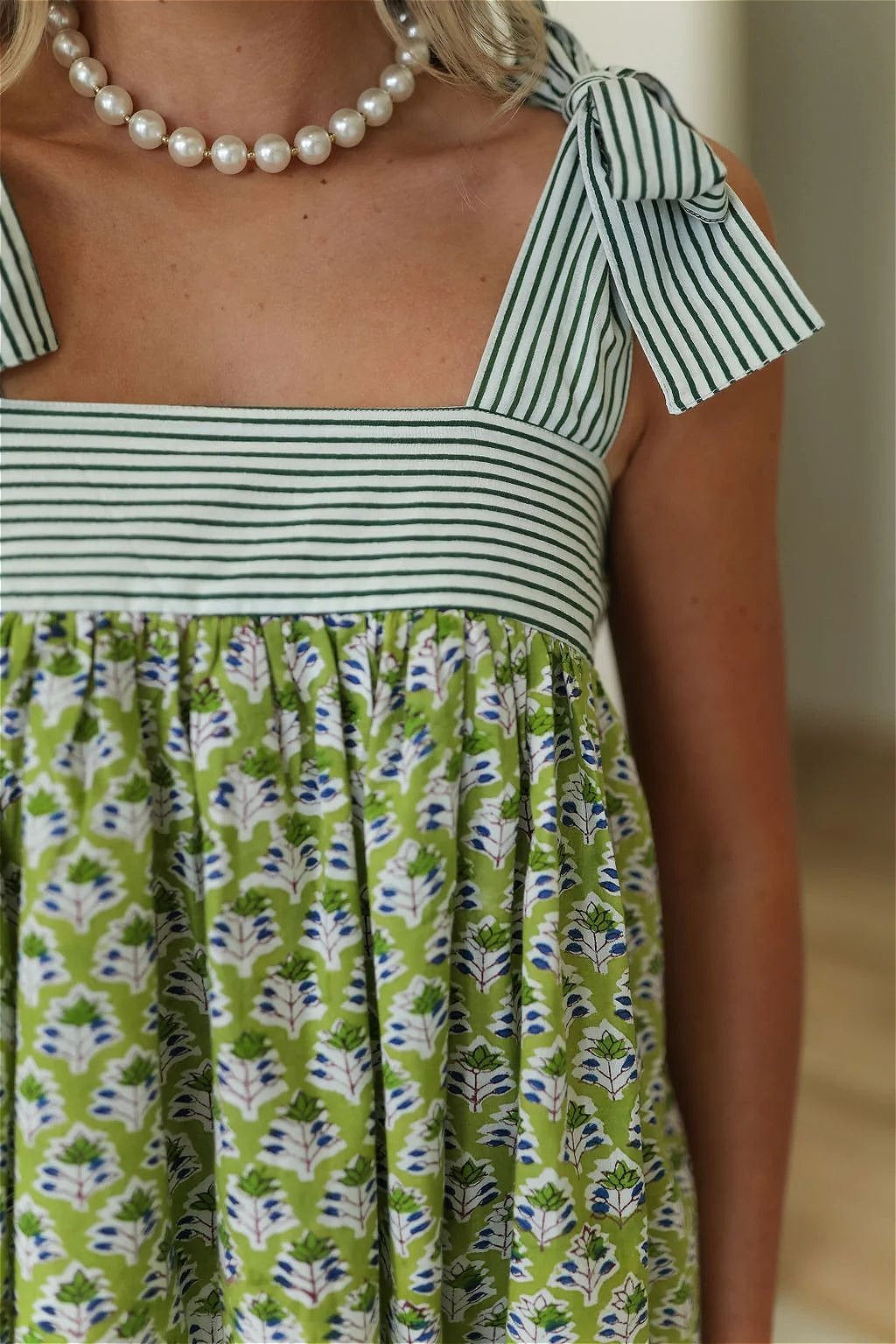 Damen Midikleid mit Blumenprint und Bindeträgern in kompletter Gesamtansicht