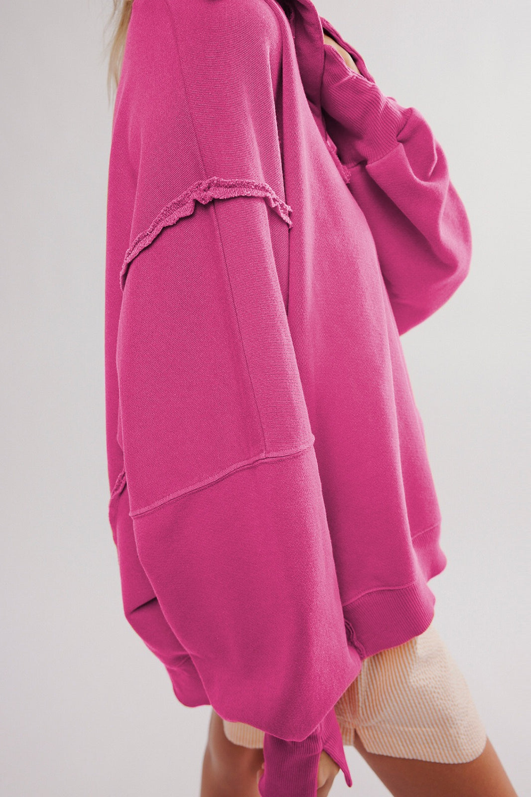 Detailaufnahme von Stoff und Bündchen des Damen Sweatshirts