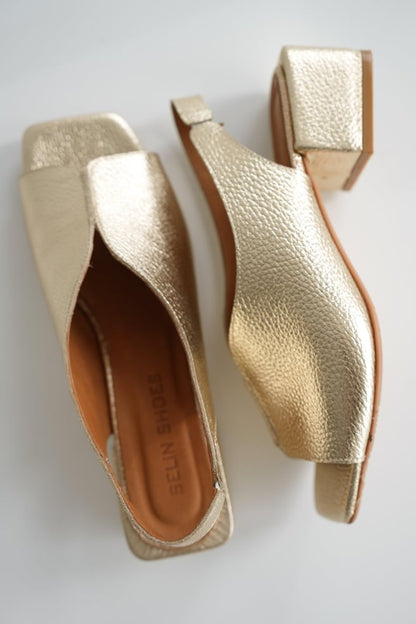 Detailansicht des offenen Fersenriemens der Damen Slingpumps