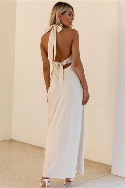 Detailaufnahme vom V-Ausschnitt des eleganten Maxikleids für Damen