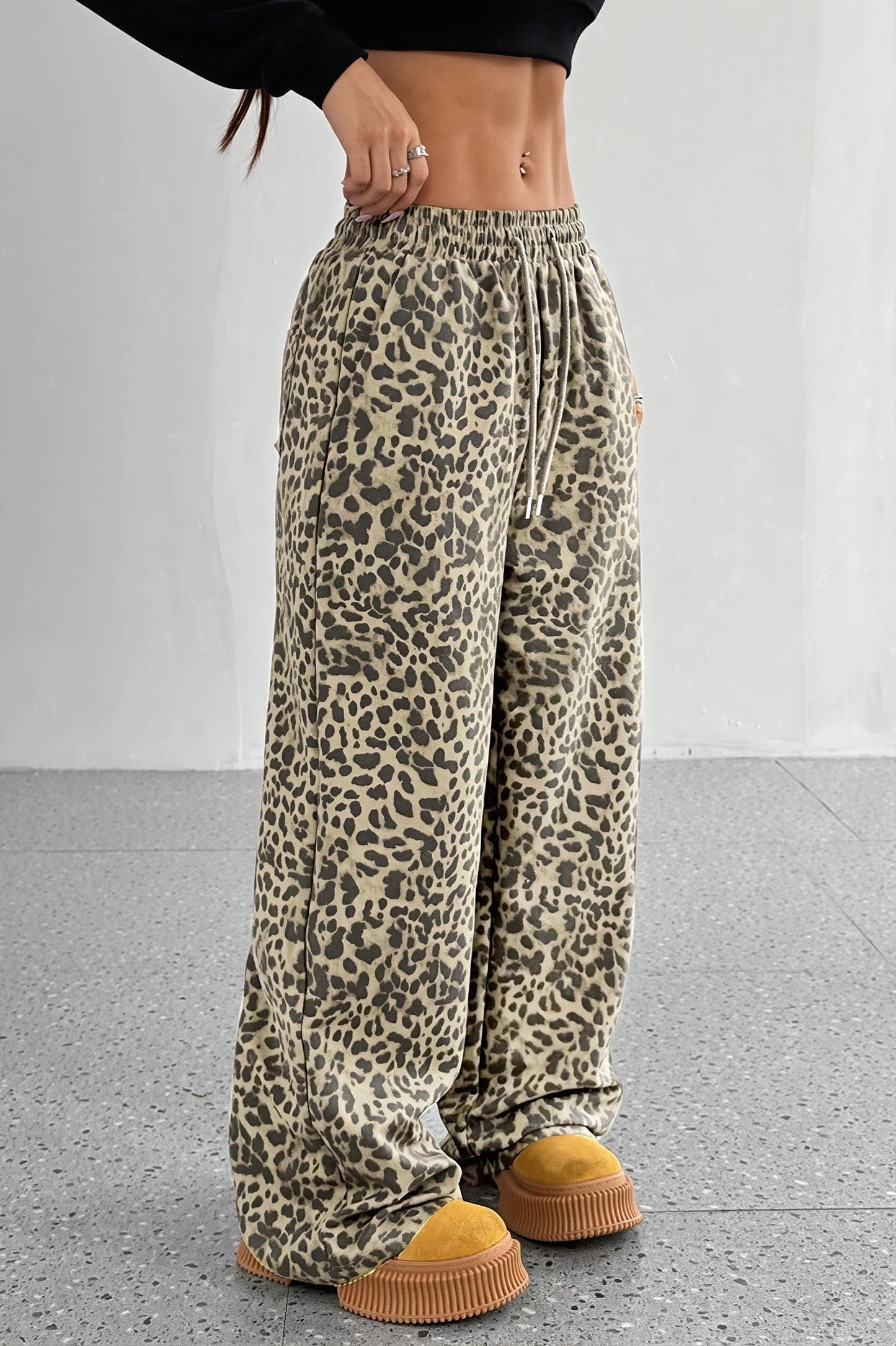 Leopardengemusterte Damenhose mit weitem Bein im Ganzkörperlook