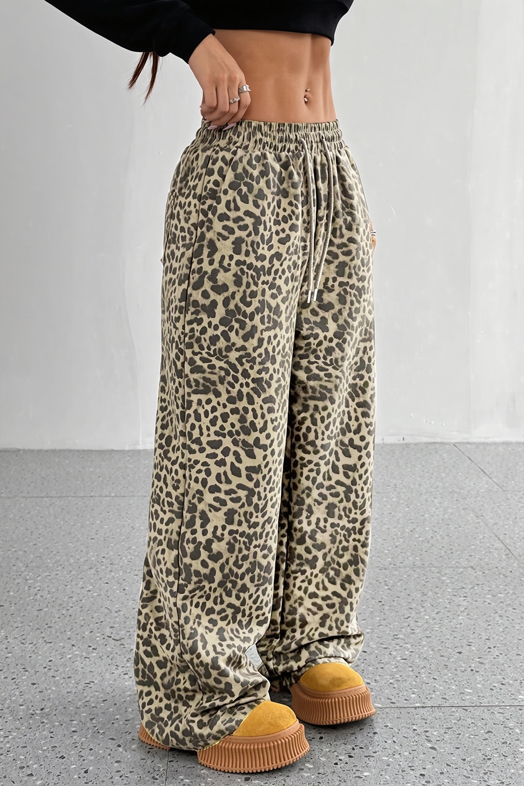 Leopardengemusterte Damenhose mit weitem Bein im Ganzkörperlook