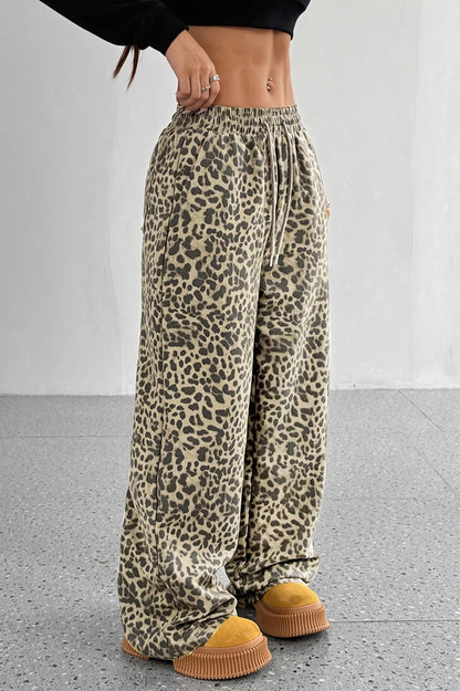 Leopardengemusterte Damenhose mit weitem Bein im Ganzkörperlook