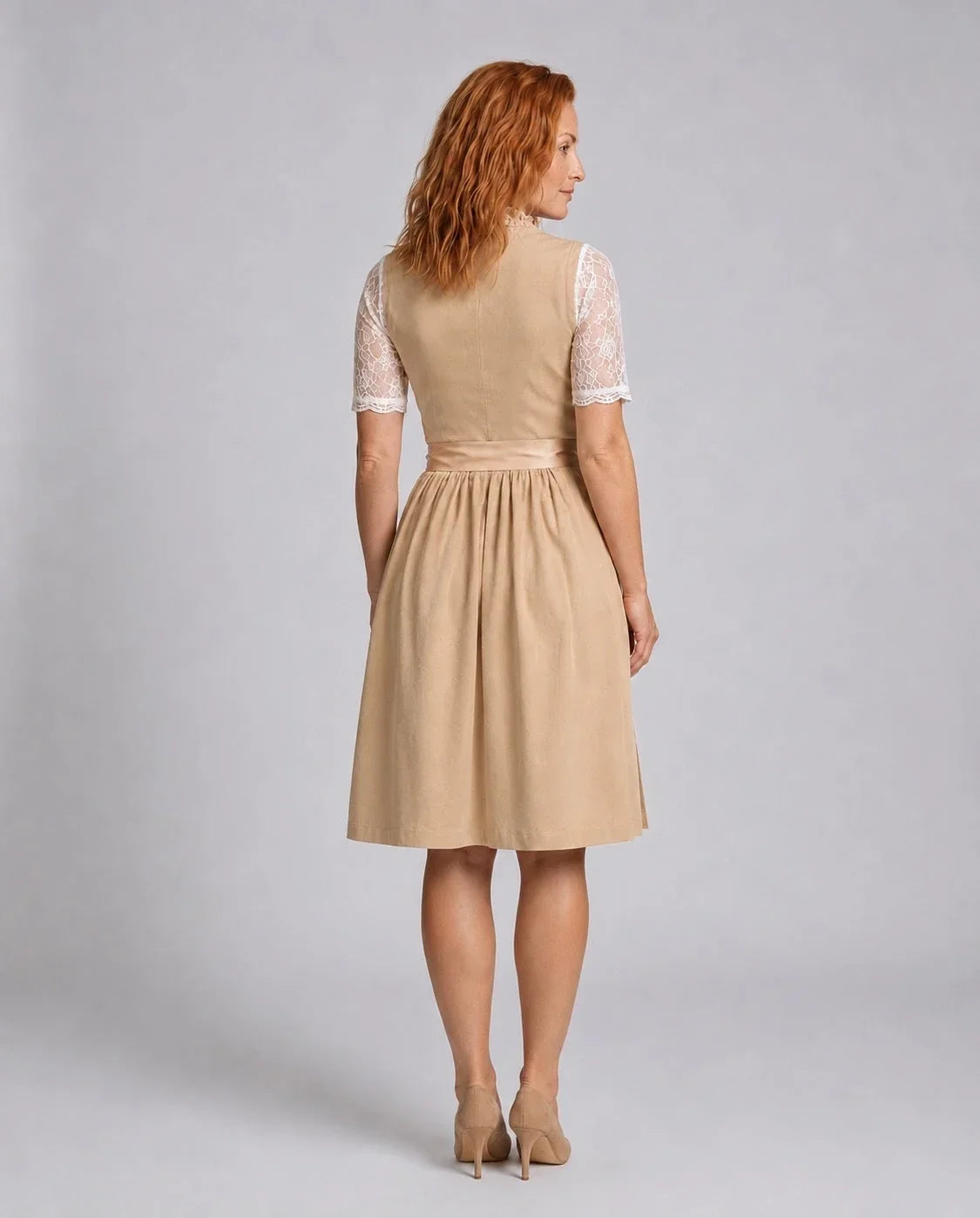 Damen-Dirndl mit detailreicher Schnürung am Mieder und Spitzenbluse