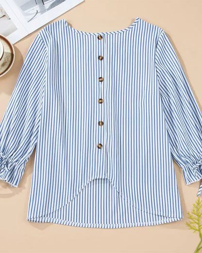 Detailansicht der gestreiften Bluse mit voluminösen Ärmeln
