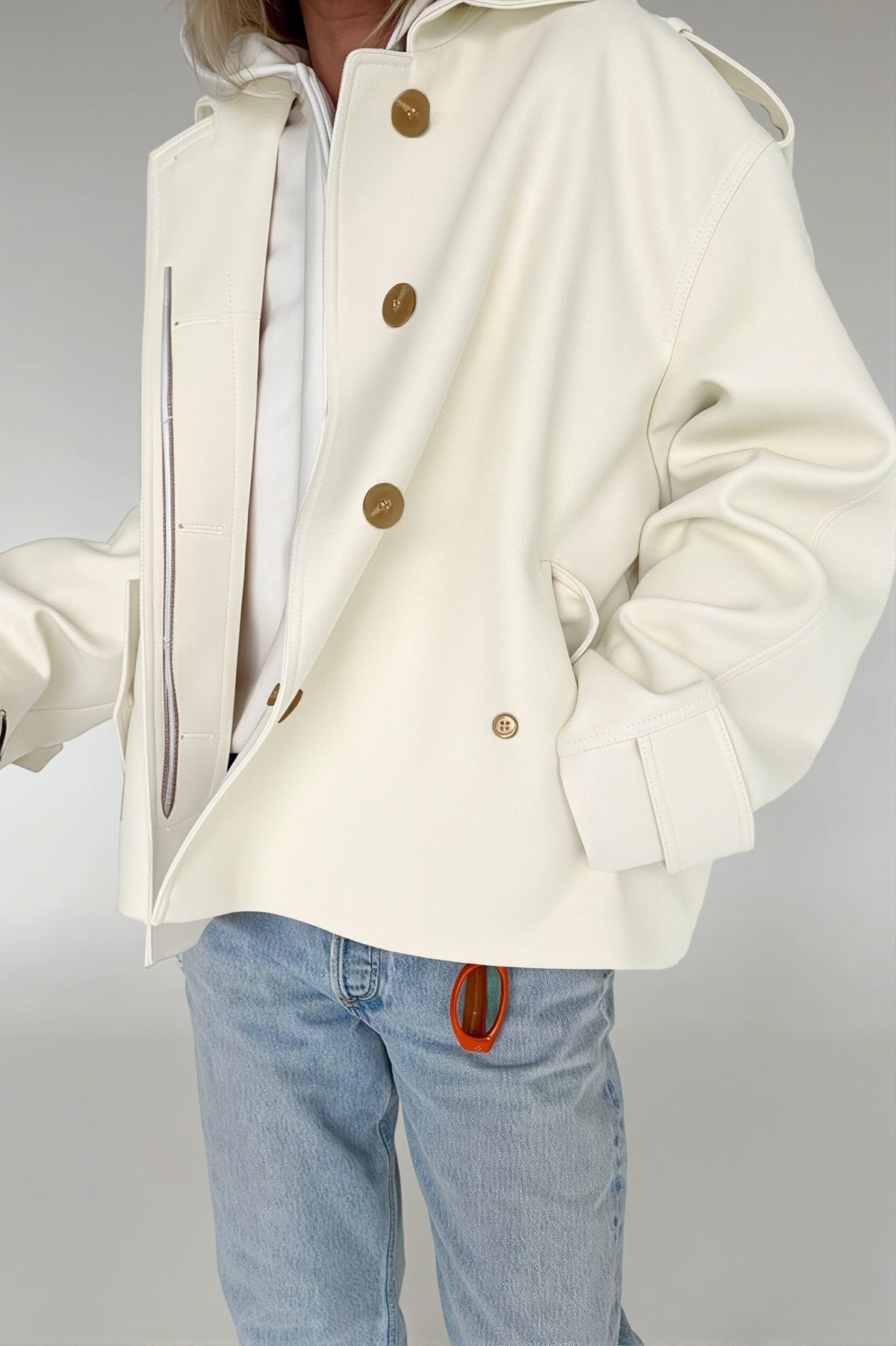 Kurzer Damen-Trenchcoat mit geschlossenem Spitzkragen