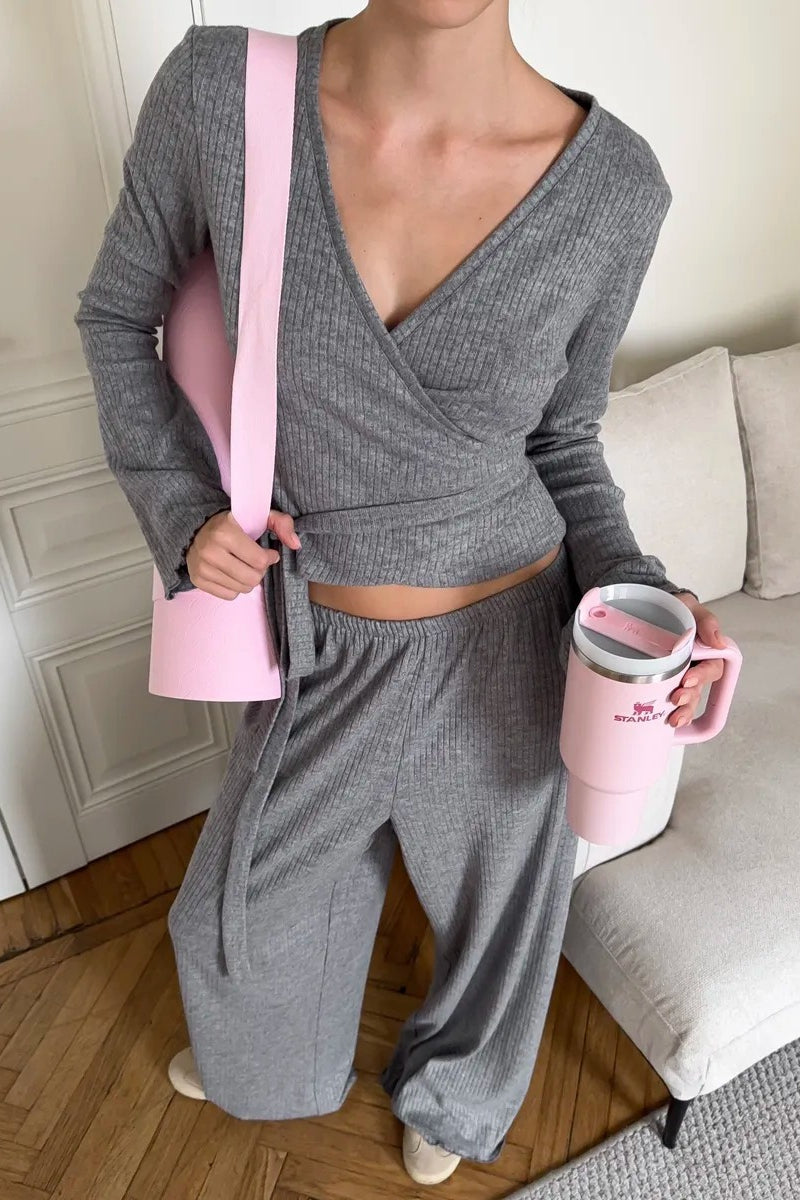 Damenmode als zweiteiliges Set mit bequemem V-Ausschnitt