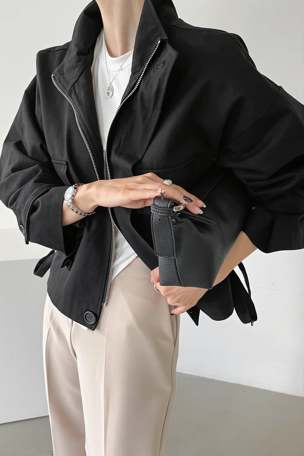 Rückansicht der Utilityjacke im weiten Oversized-Schnitt