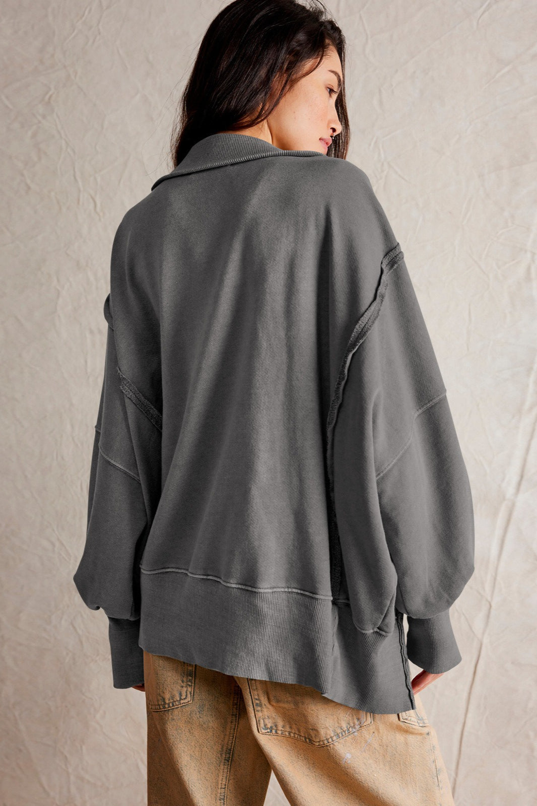 Damen Sweatshirt mit Schlitzkragen und langen Ärmeln im Detail