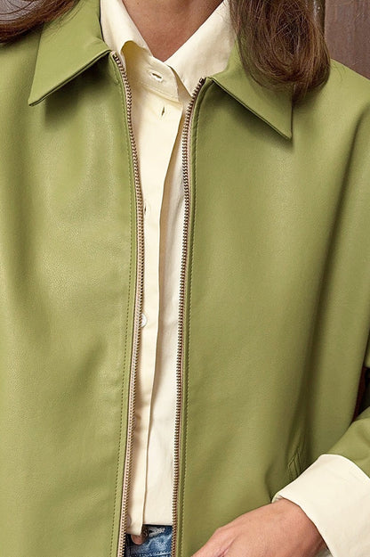 Damen Pilotenjacke in grüner Lederoptik als vollständiger Look