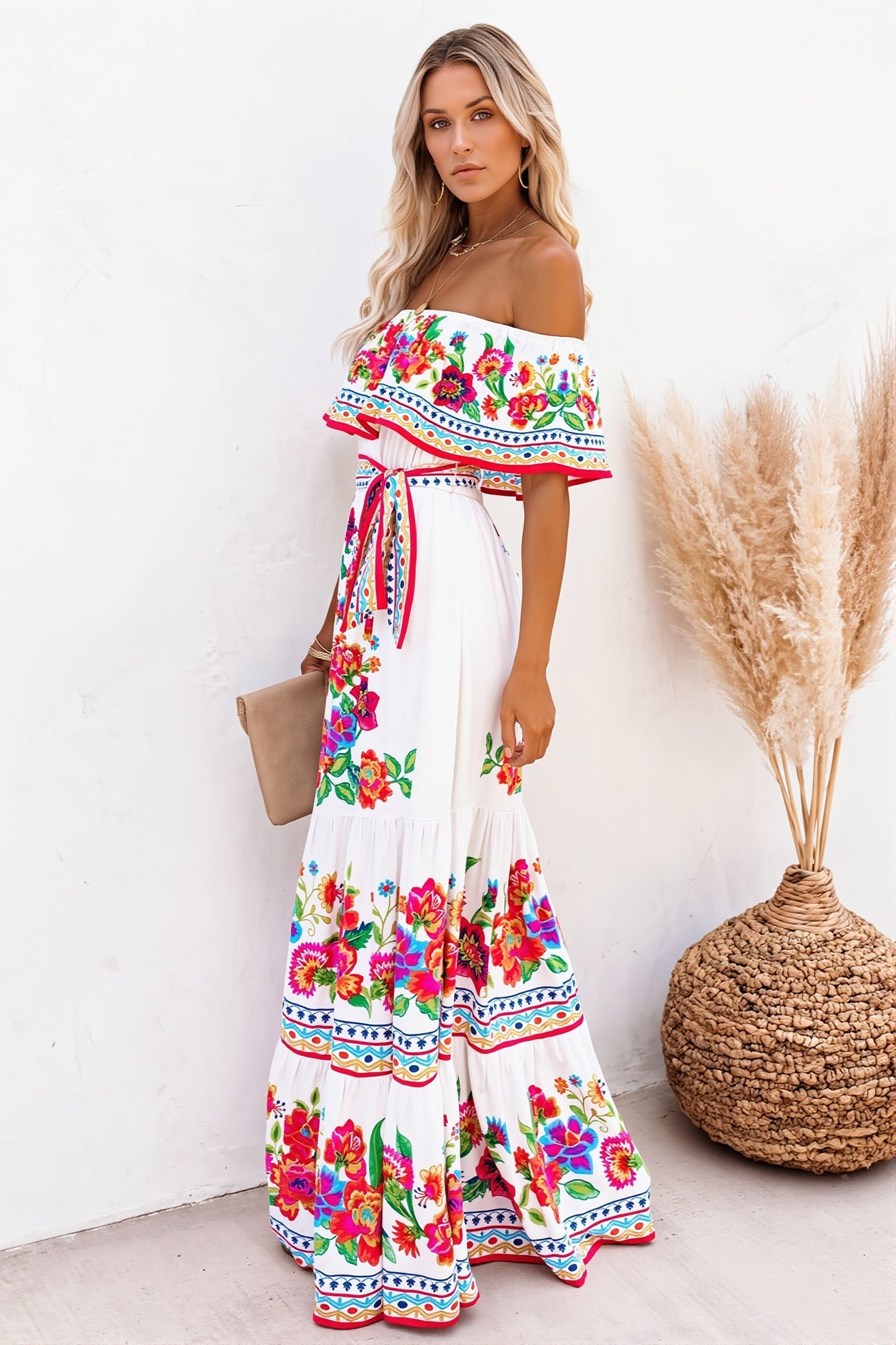 Langes Boho-Maxikleid mit schulterfreiem Ausschnitt und floralem Muster