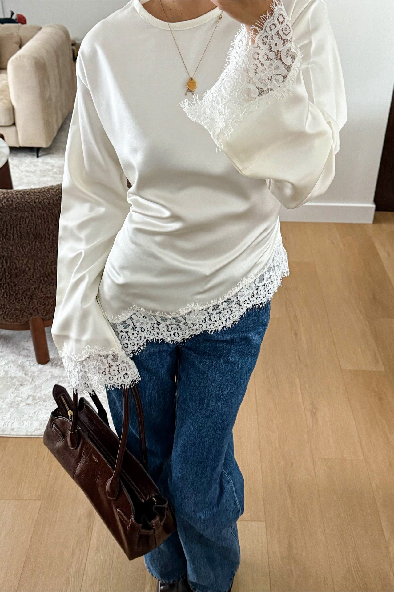 Detailaufnahme der Spitze an der Damenbluse