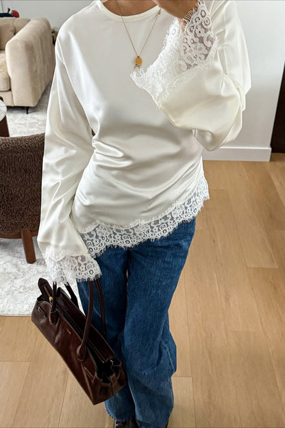 Detailaufnahme der Spitze an der Damenbluse