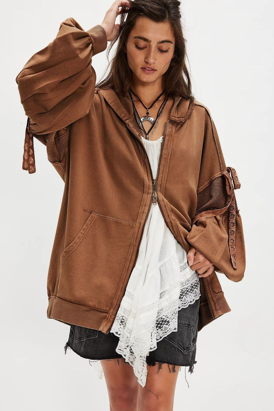 Lässiger Damen Zip-Hoodie mit Schnürärmeln im Ganzkörperlook