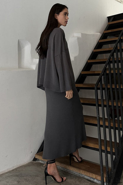 Pullover und Midirock als elegantes Damenoutfit