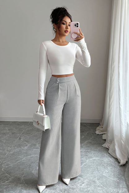 Damenhose mit Knopfleiste und weitem Schnitt in Nahaufnahme