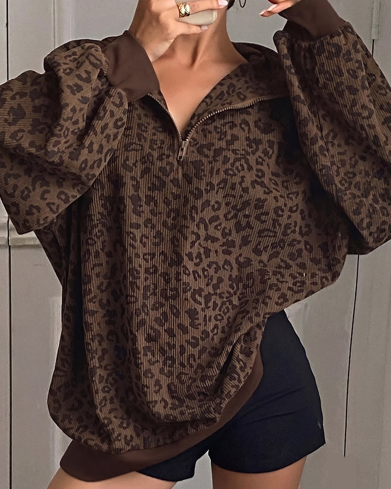 Detailansicht des Leopardenmusters auf dem Langarm-Sweatshirt