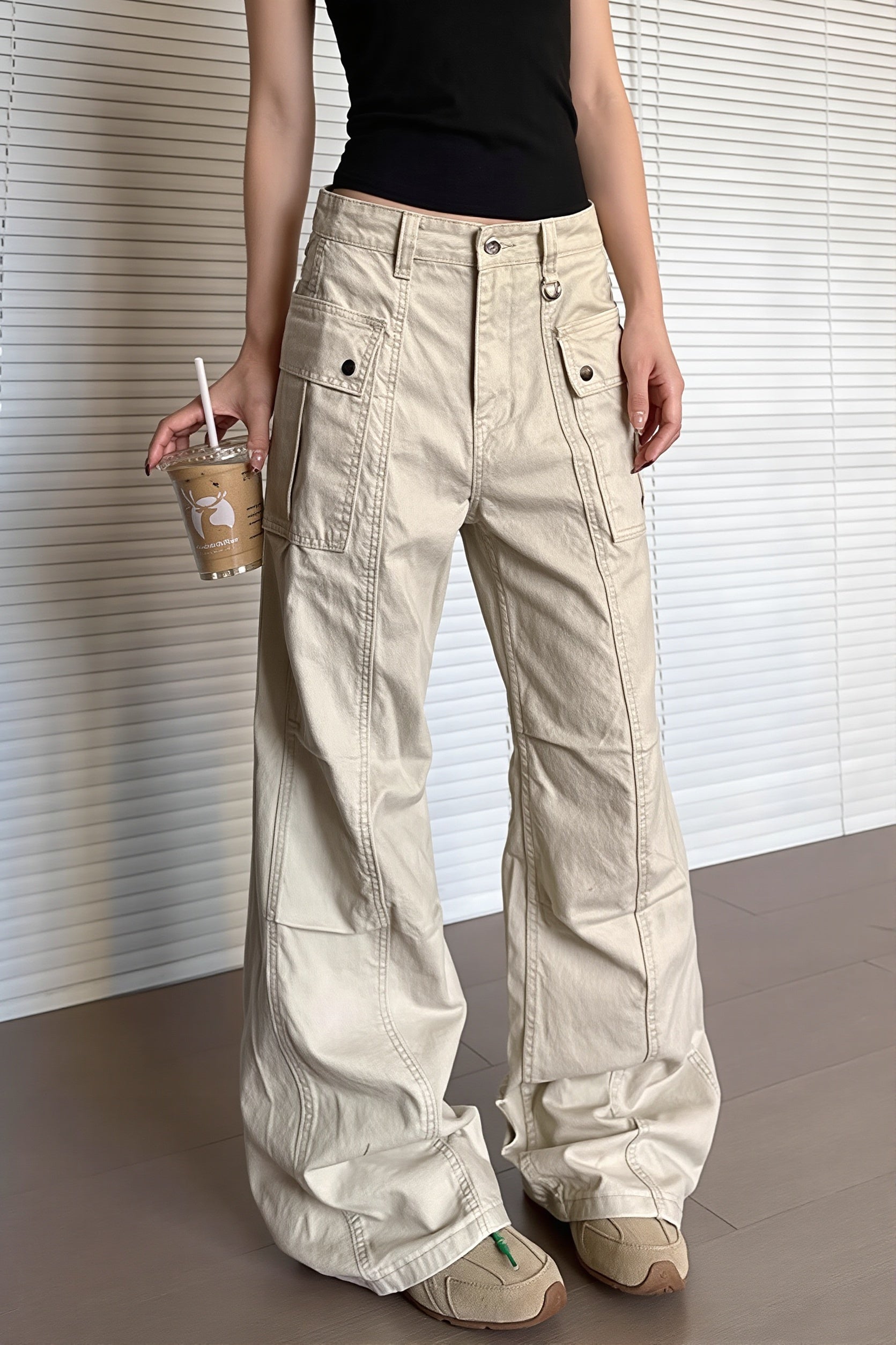 Damen Cargohose mit Waschung und mehreren Taschen in Vorderansicht