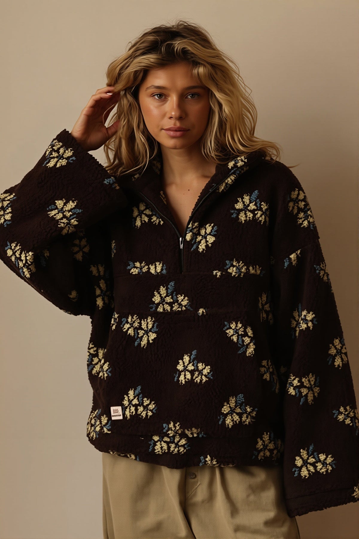 Nahaufnahme des floralen Musters auf der kuscheligen Sherpa-Fleece-Jacke
