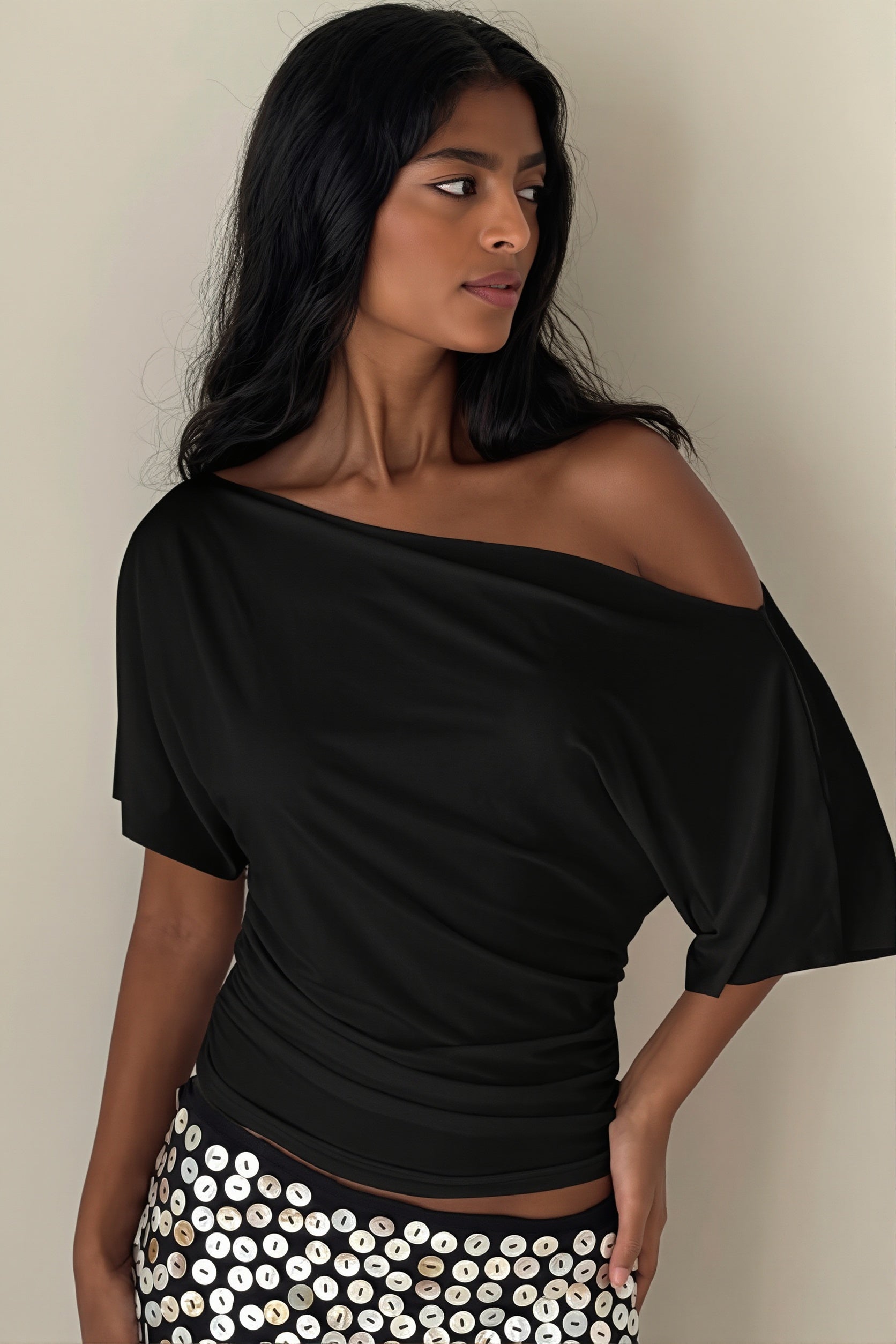 Schrägansicht des figurbetonten Off-Shoulder-T-Shirts für Damen