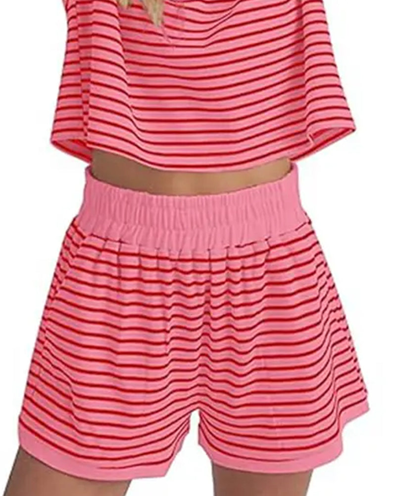 Casual Damen Set aus T-Shirt und Shorts mit Streifenmuster in Nahaufnahme