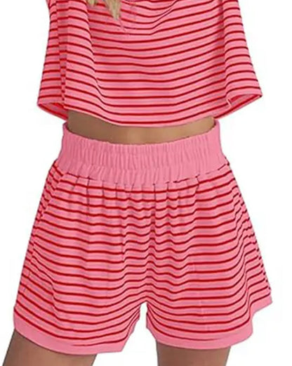 Casual Damen Set aus T-Shirt und Shorts mit Streifenmuster in Nahaufnahme