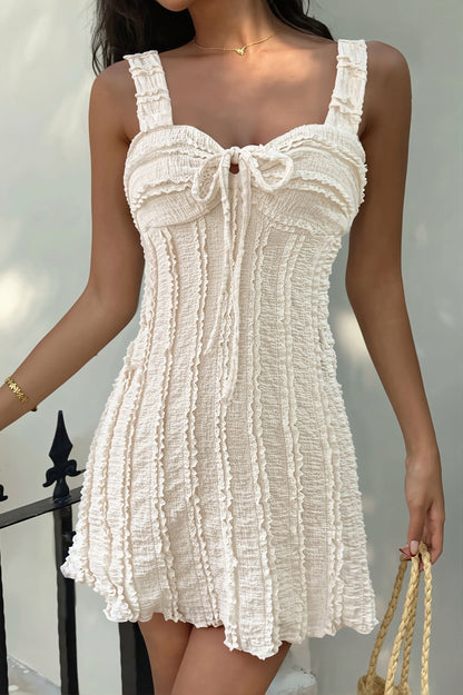 Weißes Minikleid für Damen mit strukturierter Rüschenoptik im Detail
