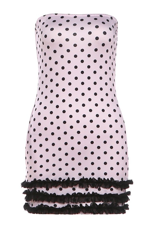 Detailansicht des Tupfenprints und Colourblock-Musters am Kleid