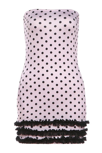 Detailansicht des Tupfenprints und Colourblock-Musters am Kleid