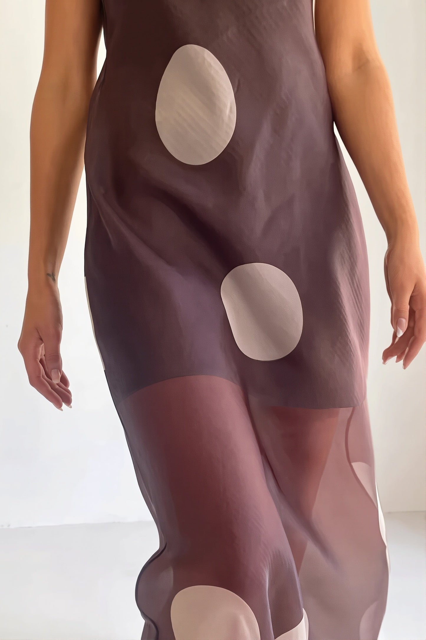 Elegantes trägerloses Maxikleid mit transparentem Stoff und Punktmuster