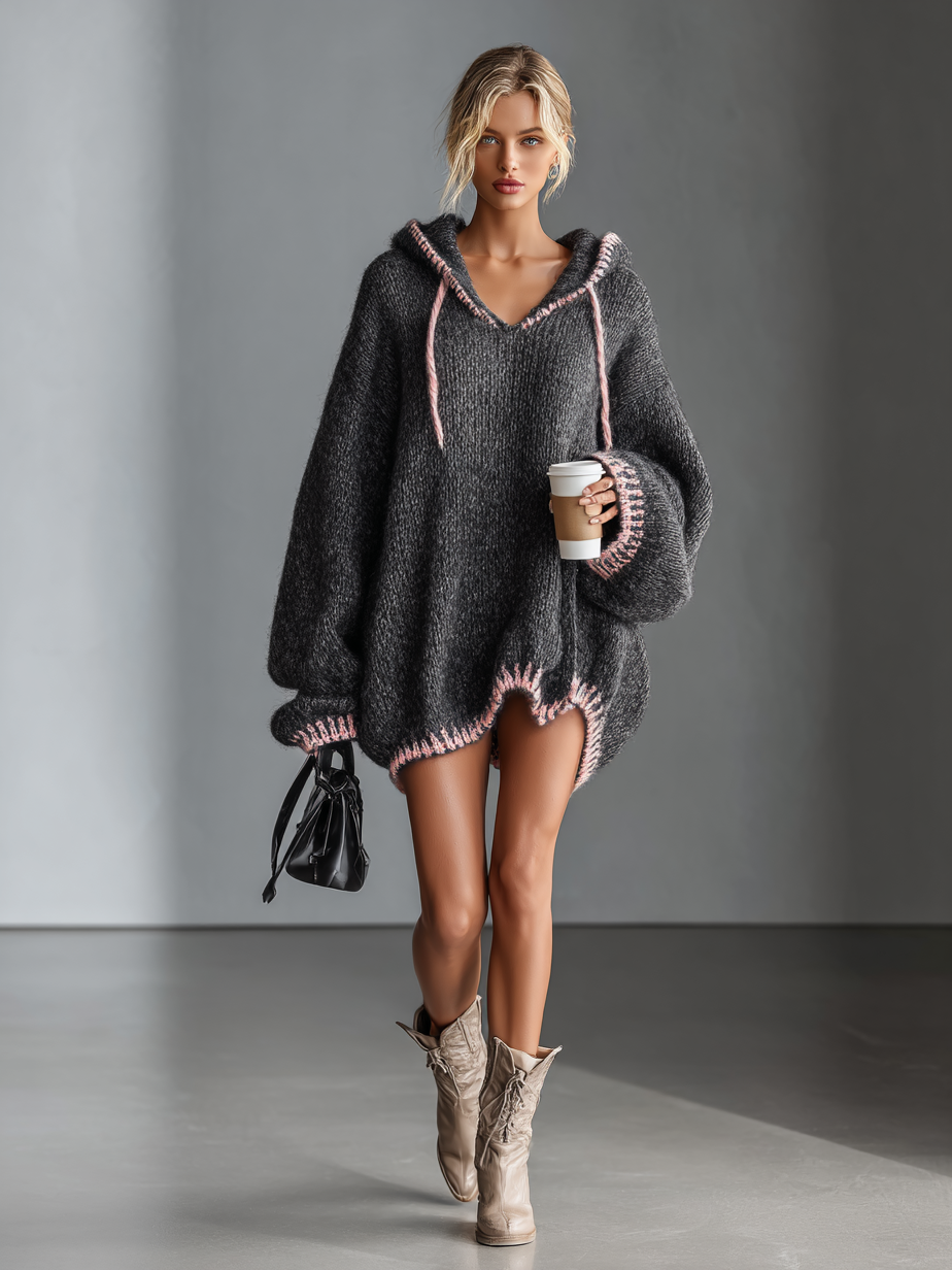 Damenkleid mit weichem Strickstoff und Kapuze