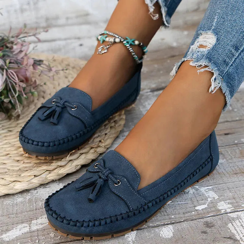 Damen Slip-on Schuh mit Vintage Schleife in Nahaufnahme