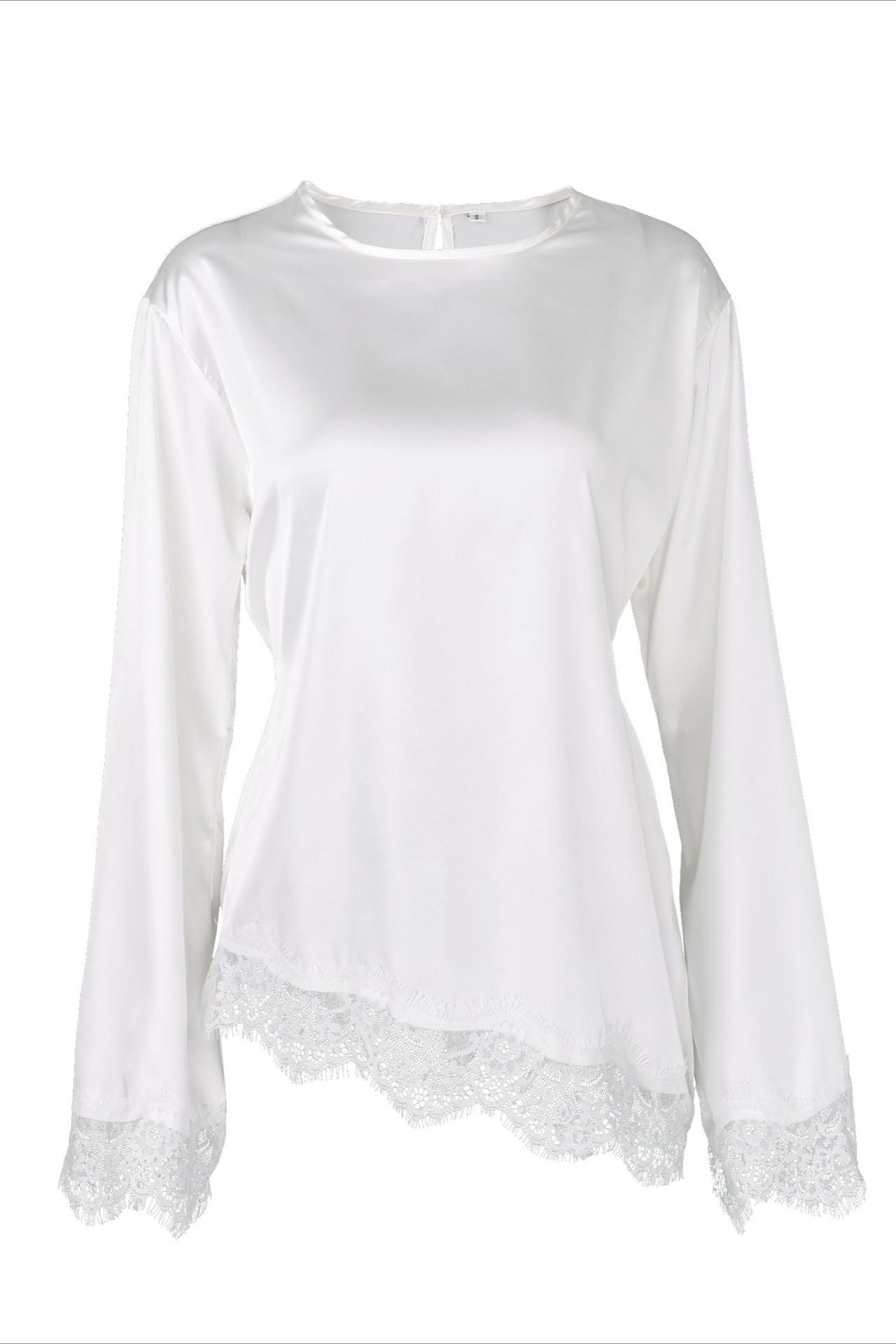 Damenbluse mit Spitze und Volantärmeln an einem Model getragen