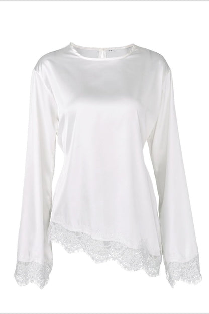Damenbluse mit Spitze und Volantärmeln an einem Model getragen