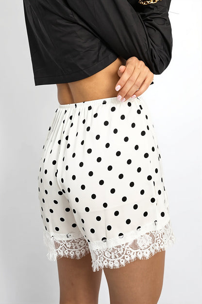 Damen Shorts mit gepunktetem Design und Spitzenkante im Detail