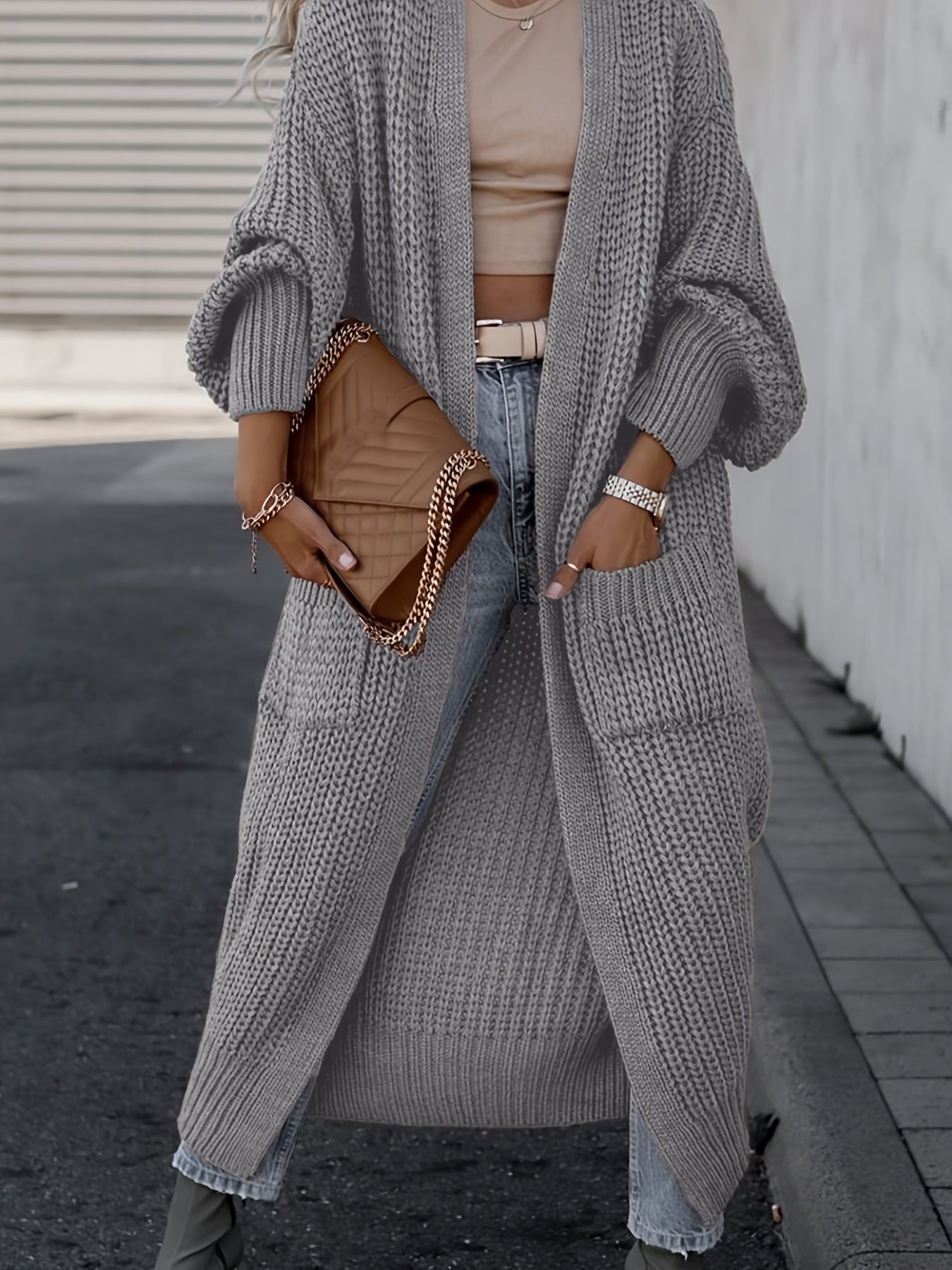 Langer Damen-Cardigan als stilvolle Ergänzung für Übergangslooks