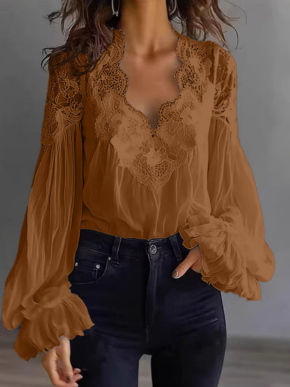 Damenbluse mit Spitzen- und Patchwork-Einsätzen und Puffärmeln