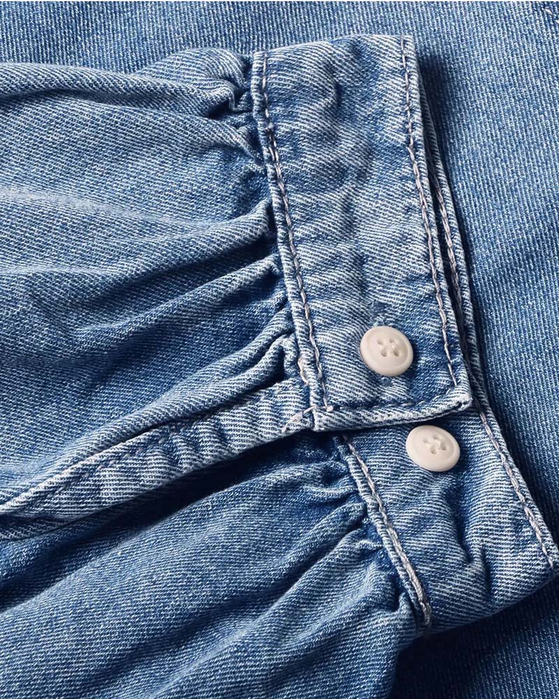 Detail der Ballonärmel an einem lockeren Jeanshemd für Damen